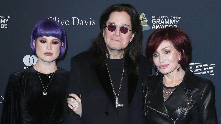 Kelly, Ozzy und Sharon Osbourne (v.l.) gemeinsam auf dem roten Teppich. (mia/spot)