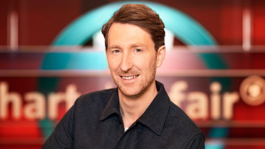 Der neue "hart aber fair"-Moderator Louis Klamroth sammelte schon früh erste Erfahrungen vor der Kamera. (lau/spot)