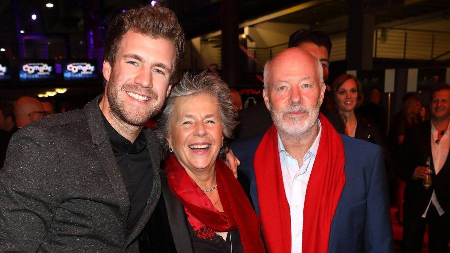 Luke Mockridge (li.) mit seiner Mutter und Vater Bill Mockridge. (jom/spot)