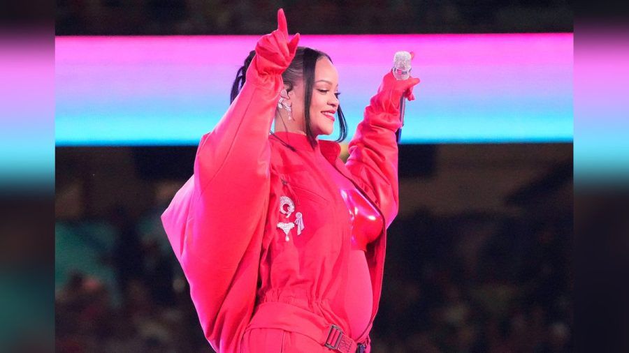 Rihanna während ihres Auftritts in der Halbzeitshow beim Super Bowl 2023. (wue/spot)