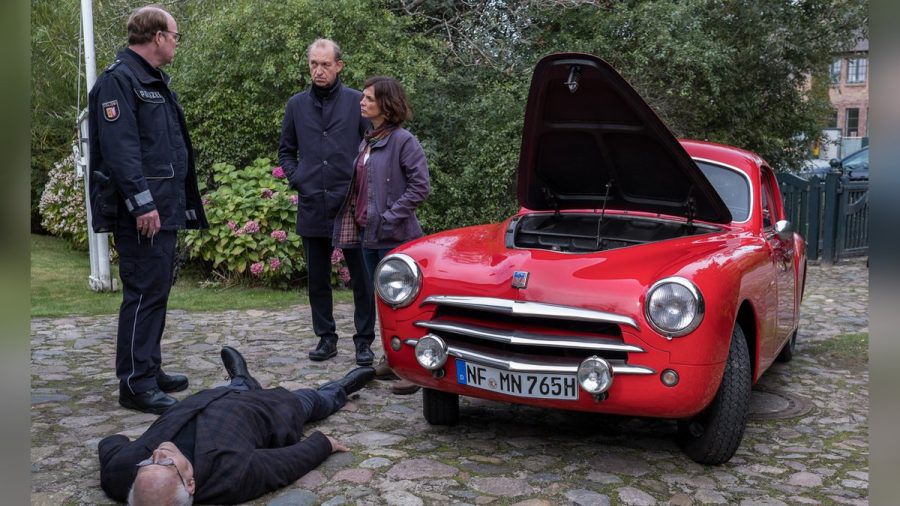 "Nord Nord Mord: Sievers und der große Knall": Carl Sievers (Peter Heinrich Brix, 2.v.r.), Ina Behrendsen (Julia Brendler, r.) und ihr Kollege Schneider (Stephan A. Tölle) am Tatort. (cg/spot)