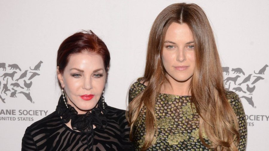 Priscilla Presley (l.) und Riley Keough sollen aktuell nicht mehr miteinander sprechen. (amw/spot)