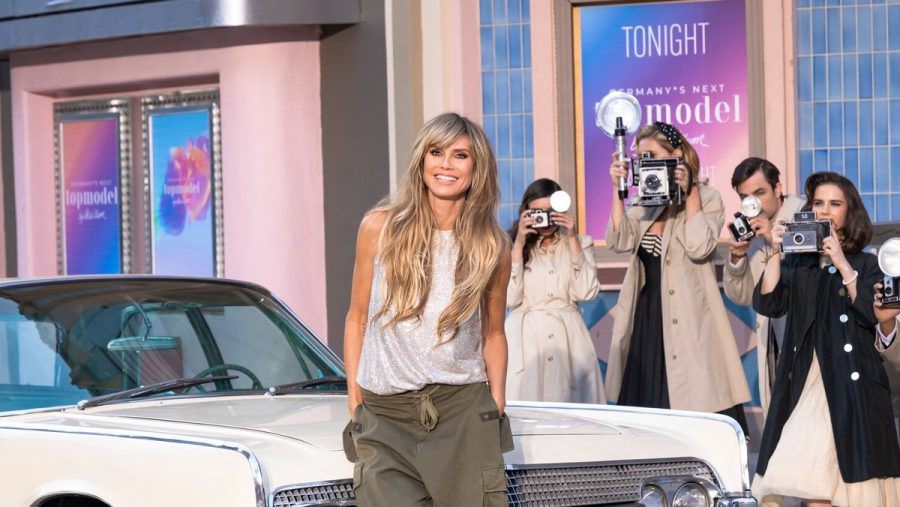 Heidi Klum heißt die Kandidatinnen dieses Mal gleich zu Beginn in Los Angeles willkommen. (jru/spot)