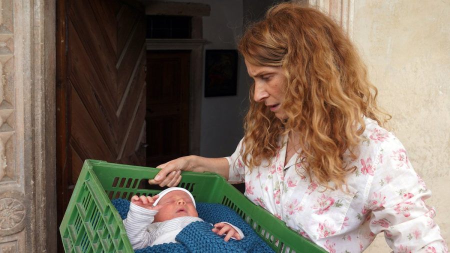 "Der Bozen-Krimi: Die Todsünde": "Capo" Sonja Schwarz (Chiara Schoras) findet ein Baby vor ihrer Haustür. (cg/spot)