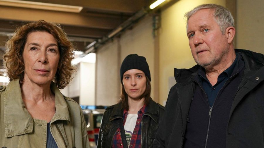 "Tatort: Was ist das für eine Welt": Moritz Eisner ermittelt mit seinen Kolleginnen Bibi Fellner (Adele Neuhauser, l.) und Meret Schande (Christina Scherrer). (amw/spot)