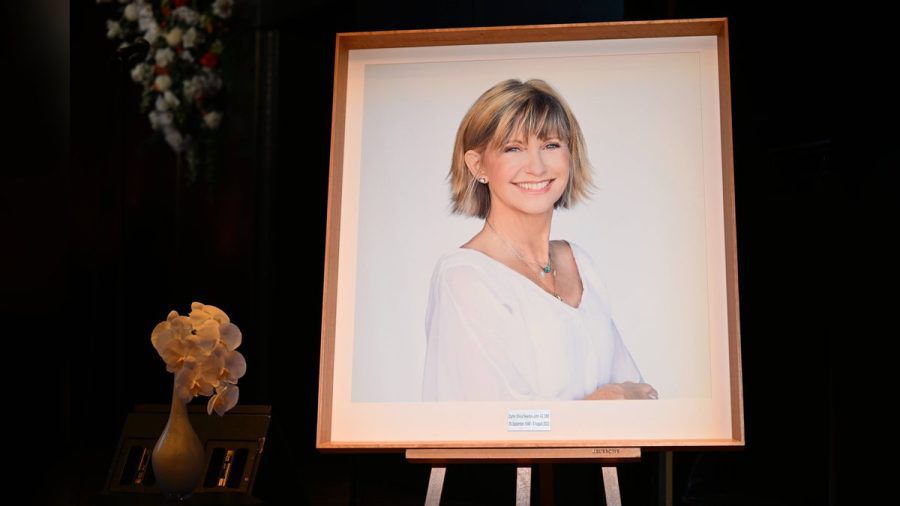 Ein Bild von Olivia Newton-John auf der Bühne während einer staatlichen Gedenkveranstaltung in der Hamer Hall in Melbourne. (ili/spot)