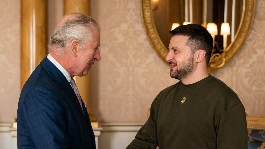 König Charles III. begrüßt den ukrainischen Präsidenten Wolodymyr Selenskyj im Buckingham Palast. (lau/spot)