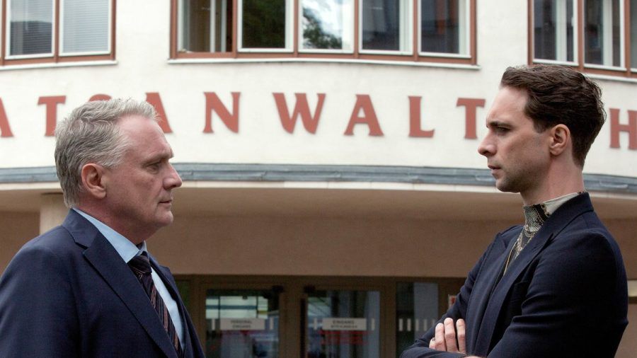 "Polizeiruf 110: Der Gott des Bankrotts": Kriminalhauptkommissar Vincent Ross (André Kaczmarczyk, r.) befragt den Insolvenzverwalter Udo Schick (Bernhard Schir). (amw/spot)
