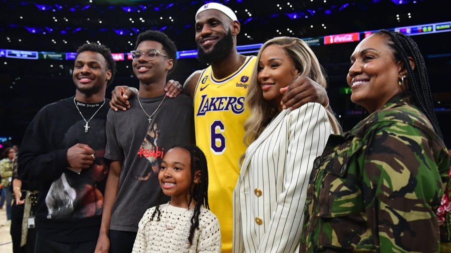 LeBron James mit seinen Kindern, seiner Ehefrau und seiner Mutter Gloria (re.). (jom/spot)