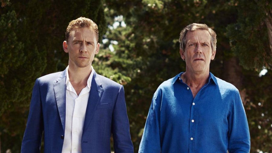 Tom Hiddleston (l.) und Hugh Laurie in der ersten Staffel von "The Night Manager" von 2016. (smi/spot)