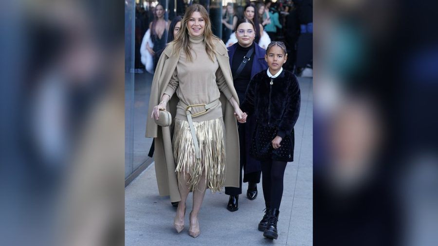 Ellen Pompeo und Tochter Sienna auf dem Weg zur Michael Kors Show. (ntr/spot)