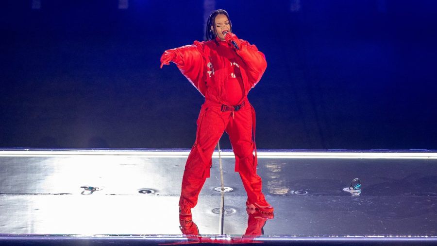 Rihanna ganz in Rot mit deutlich sichtbarem Babybauch bei der diesjährigen Super-Bowl-Halbzeitshow. (dr/spot)