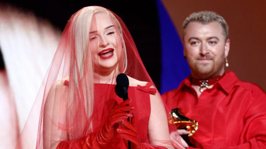 Kim Petras und Sam Smith (r.) auf der Bühne der 65. Grammy-Verleihung in Los Angeles. (lau/spot)