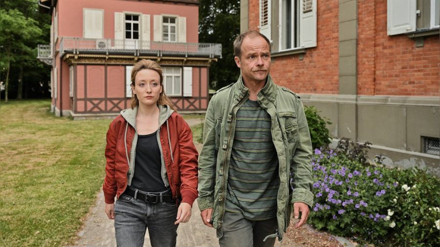 "Die Toten vom Bodensee": Luisa Hoffmann (Alina Fritsch) und Micha Oberländer (Matthias Koeberlin) fahren bei Lambecks vorbei. (cg/spot)