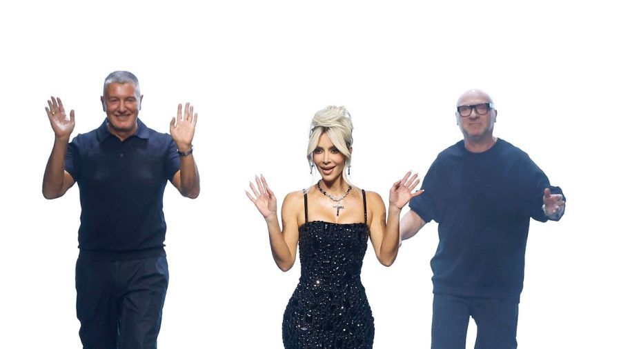 Kim Kardashian bei ihrem Laufsteg-Auftritt mit den beiden Designern Stefano Gabbana (li.) und Domenico Dolce in Mailand. (eee/spot)