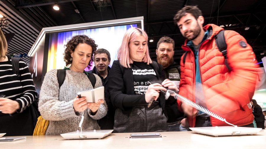 Besucherinnen und Besucher des Mobile World Congress (MWC) in Barcelona. (wue/spot)