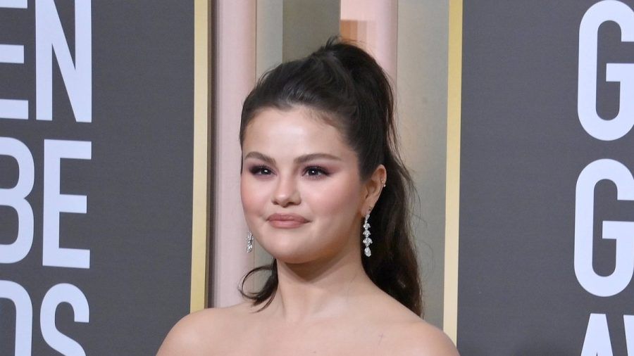 So kennt man Selena Gomez in aller Regel: perfekt gestylt und stark geschminkt. (dr/spot)
