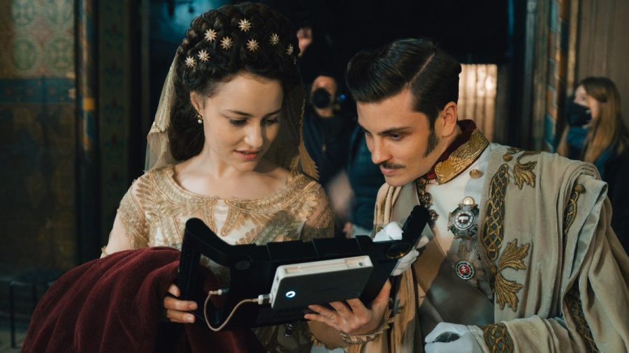 Dominique Devenport und Jannik Schümann spielen in "Sisi" das Kaiserpaar. (ncz/spot)
