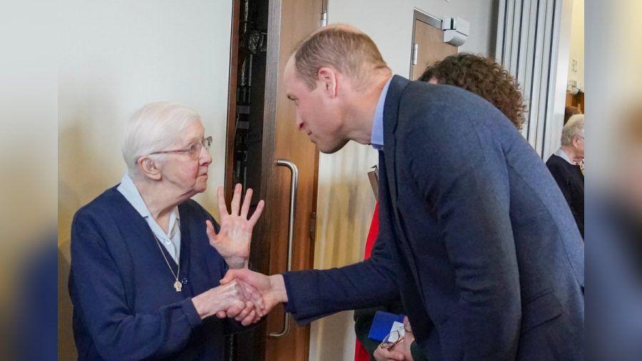 Prinz William im rührenden Austausch mit Schwester Joan, die ihn schon als kleinen Jungen an der Seite von Prinzessin Diana bei "The Passage" begrüßt hatte. (stk/spot)