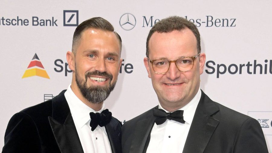 Jens Spahn (re.) und sein Ehemann Daniel Funke. (stk/spot)