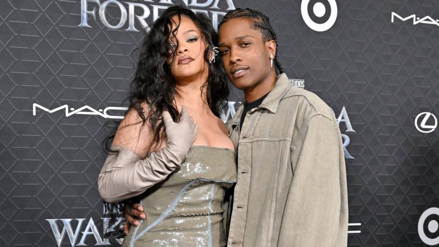 Rihanna und A$AP Rocky schweben im Babyglück. (eee/spot)