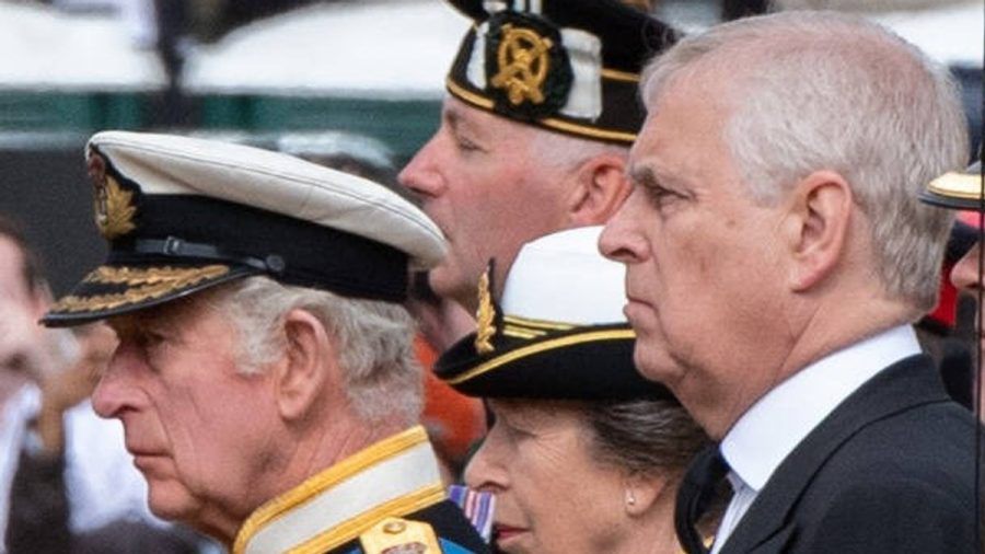 König Charles III. (li.) und sein jüngerer Bruder Prinz Andrew bei der Beerdigung von Queen Elizabeth II. (dr/spot)