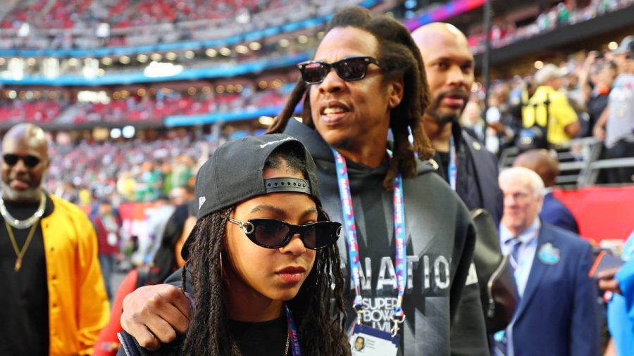 Jay-Z ließ sich den Super Bowl nicht entgehen und brachte Tochter Blue Ivy mit. (jom/spot)