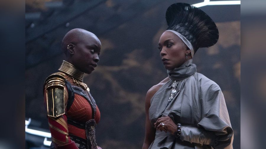 Danai Jekesai Gurira (l.) und Angela Bassett in "Black Panther: Wakanda Forever". (smi/spot)