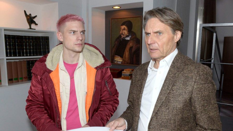 "GZSZ": Moritz (l.) bleibt nichts anderes übrig, als Gerner die Wahrheit über sein Geldproblem zu gestehen. (cg/spot)