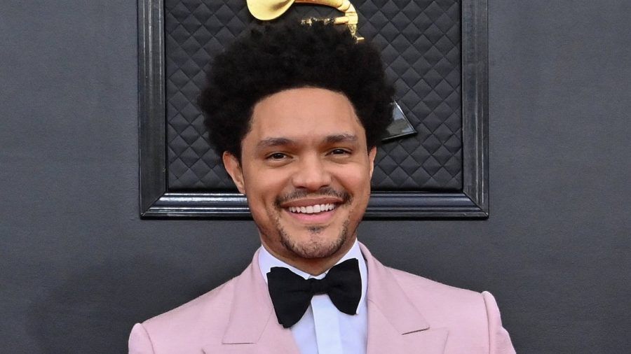 Komiker Trevor Noah moderiert mit den Grammys 2023 zum dritten Mal in Folge den US-Musikpreis. (jer/spot)