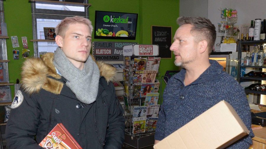 "GZSZ": Michi (r.) bekommt mit, wie frustriert Moritz bezüglich seiner Modelambitionen ist. (cg/spot)