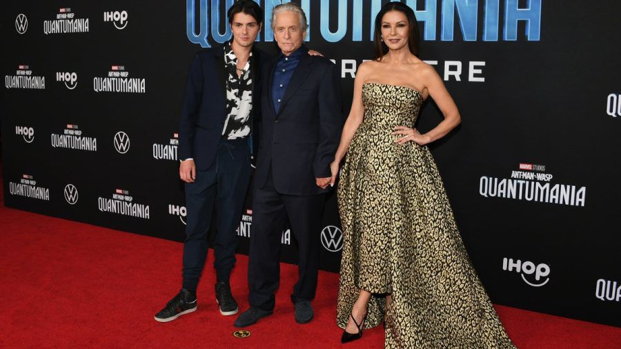 Michael Douglas, Catherine Zeta-Jones und Sohn Dylan bei der Premiere von "Ant-Man and the Wasp: Quantumania" in Los Angeles. (hub/spot)
