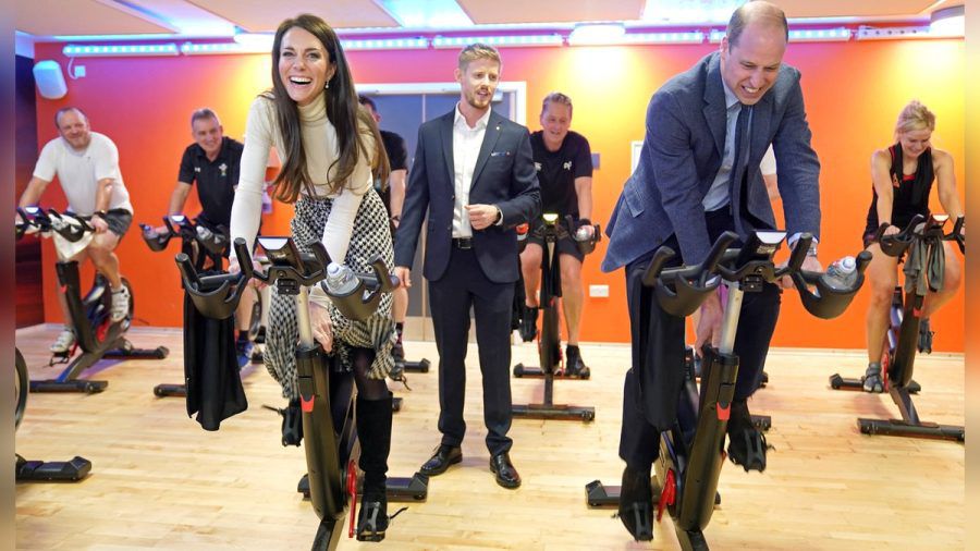 William und Kate messen sich gerne sportlich - so auch bei einem Termin in Wales. (smi/spot)