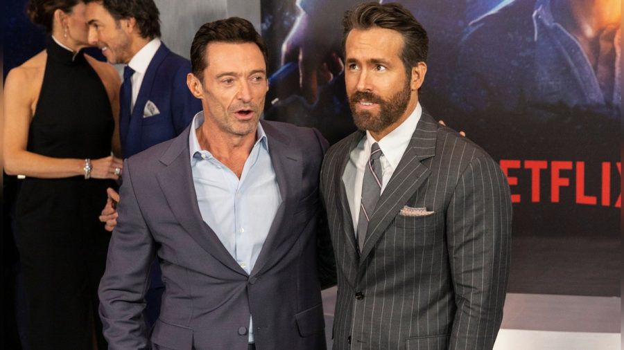 Hugh Jackman (li.) und Ryan Reynolds (re.) haben sichtlich Spaß an ihrer Zusammenarbeit für "Deadpool 3". (jer/spot)