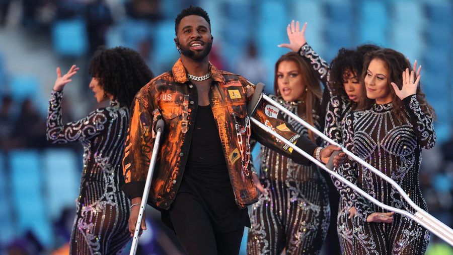 Von seinem lädierten Fuß lässt sich Jason Derulo nicht aufhalten. (stk/spot)