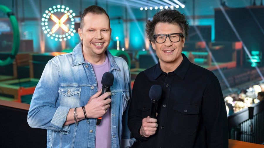 Die Moderatoren von "Big Bounce - Die Trampolin Show": Wolff-Christoph Fuss (l.) und Daniel Hartwich (r.). (ntr/spot)