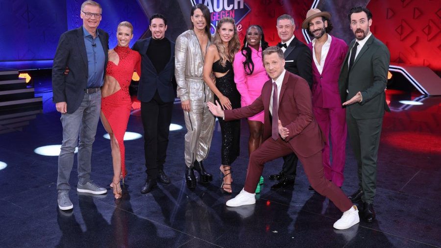 "Jauch gegen Let's Dance": V.l.: Günther Jauch, Kathrin Menzinger, René Casselly, Jorge González, Victoria Swarovski, Motsi Mabuse, Moderator Oliver Pocher, Joachim Llambi, Massimo Sinató und Jan Köppen. (hub/spot)