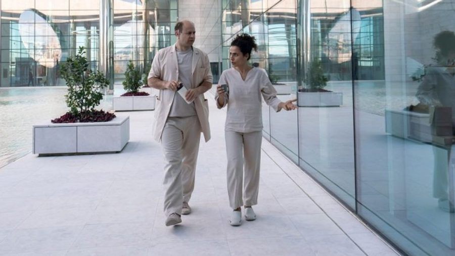 Moritz Führmann und Sesede Terziyan in der vierten Staffel der Krankenhaus-Serie "Charité". (dr/spot)