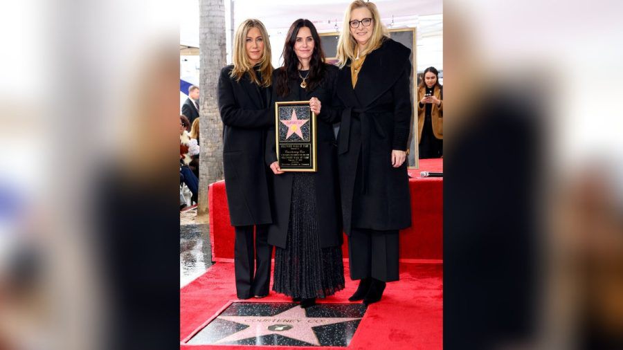 Jennifer Aniston (li.) und Lisa Kudrow (re.) feiern Courteney Cox und ihren Stern. (eee/spot)