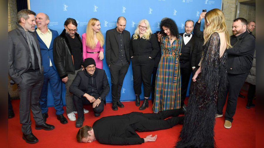 Interessante Pose: Alexander Skarsgård bei der Berlinale. (mia/spot)