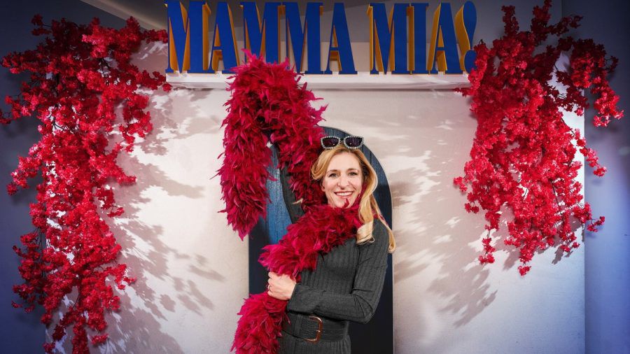Als großer ABBA-Fan freut sich Stefanie Hertel auf ihre Rolle im Musical "Mamma Mia!" (ntr/spot)