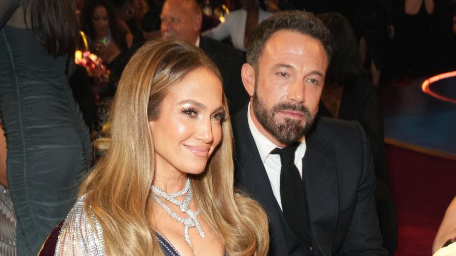 Jennifer Lopez und Ben Affleck bei den Grammys 2023. (ntr/spot)