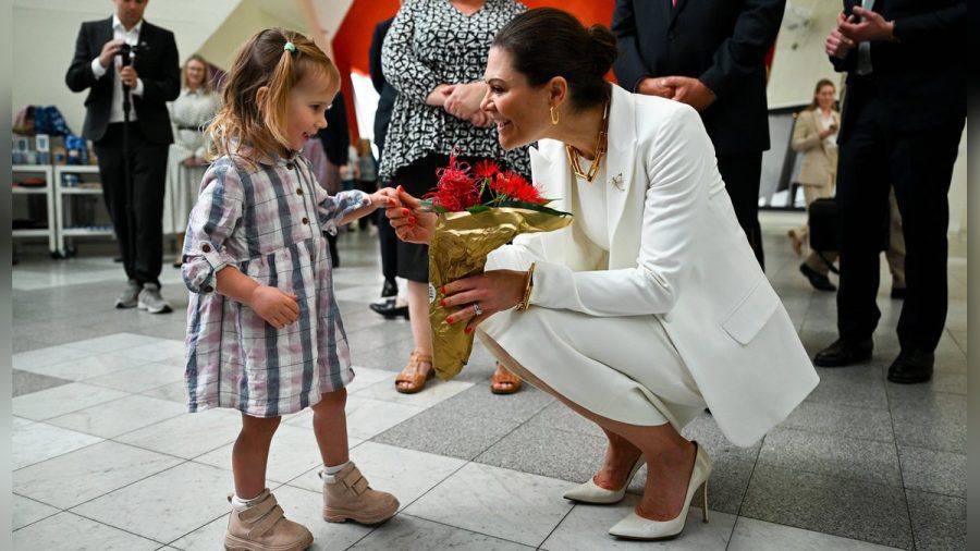 Süßer Moment: Ein Mädchen überreicht Victoria von Schweden im Nationalmuseum von Canberra Blumen. (ntr/spot)