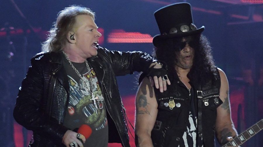 Axl Rose (li.) kommt mit Guns N' Roses im Juli nach Deutschland. (jom/spot)