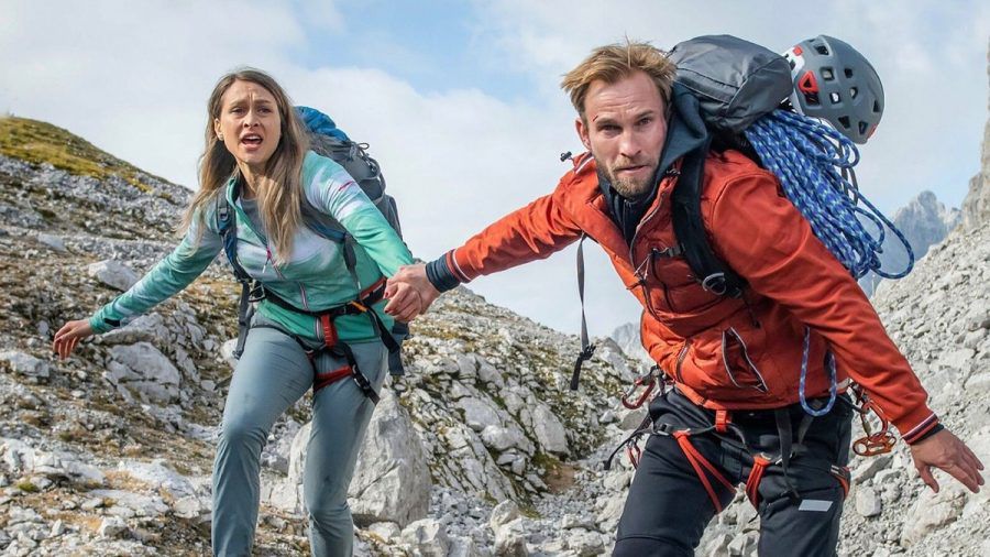 "Einsatz in den Alpen - Der Armbrustkiller": Maje Kostner (Liliane Zillner) und Tom Falk (Jochen Matschke) müssen fliehen. (cg/spot)
