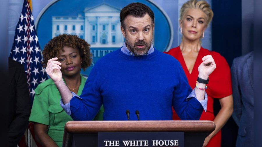 Jason Sudeikis alias Ted Lasso mit Serienkollegin Hannah Waddingham (r.) und Pressesprecherin Karine Jean-Pierre. (smi/spot)