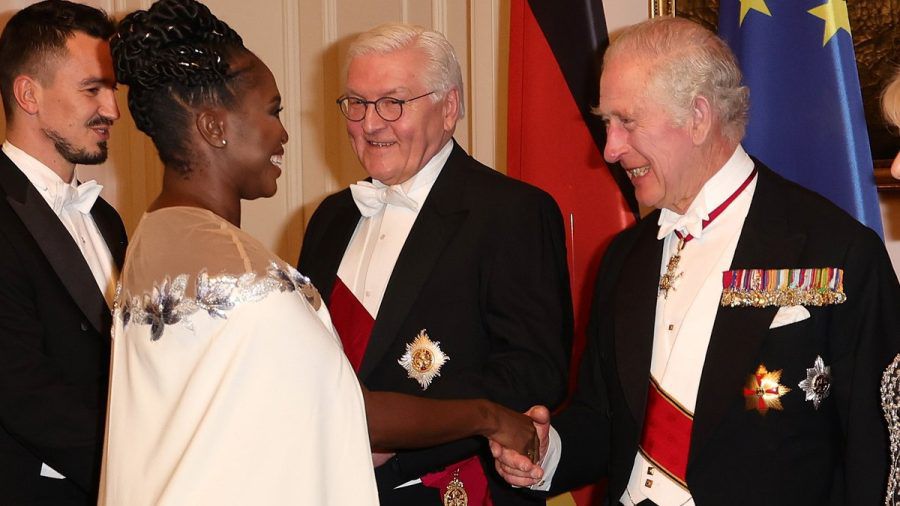 Der Moment des Händedrucks zwischen Motsi Mabuse und König Charles III. (dr/spot)