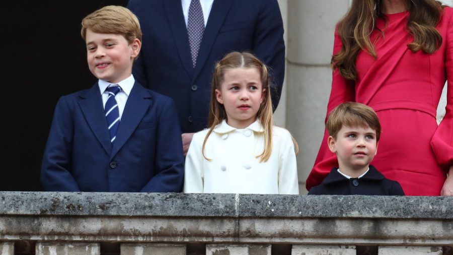 Bei der Krönung von Charles und Camilla werden George, (l.), Charlotte und Louis eine Rolle spielen. (ili/spot)