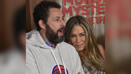Ziemlich gute Freunde: Jennifer Aniston und Adam Sandler bei der Premiere von "Murder Mystery 2". (smi/spot)