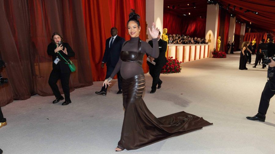 Rihanna zeigt ihren Babybauch auf dem champagnerfarbenen Teppich bei den Academy Awards. (ili/spot)